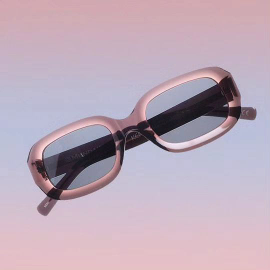 Soak up the sunshine in style 🌞🕶 Introducing the Kensington, the latest arrival to the MUNDAKA OPTIC family! Crafted for the trendsetters, the dreamers, and the fashion-forward. A blend of vintage vibes and modern flair that's sure to turn heads. Get ready to elevate your eyewear game and make a statement wherever you go. Available now #mundakaoptic #kensington #seeandbeseen